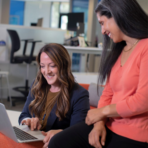 Zwei Personen unterhalten sich