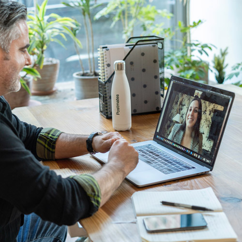 Eine Person bei einem Videocall