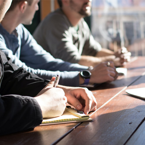 Mehrer Personen in einem Raum